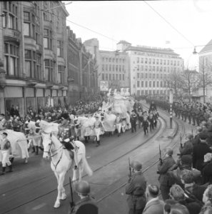 Uitvaart prinses Wilhelmina , de stoet op de Hofweg in Den Haag, Bestanddeelnr 914-5927