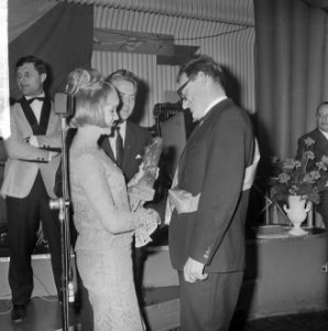 Uitreiking Prix de Joke 1965 aan Wijnand J. Maat, Miss Zandvoort overhandigde de, Bestanddeelnr 917-6049