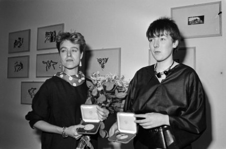 Uitreiking Prix de Rome en zilveren medaille aan respectievelijk Marjo Postma (l, Bestanddeelnr 933-1774