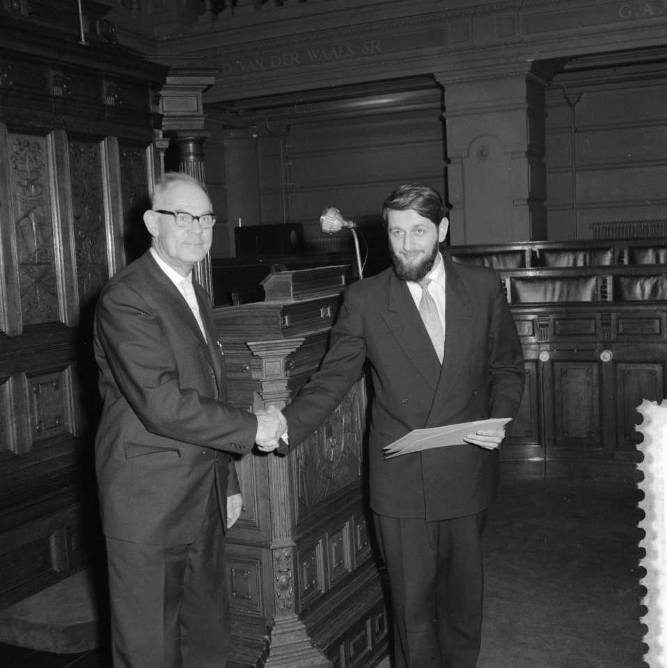 Uitreiking Reina Prinsen Geerligsprijs, R.J. Prinsen Geerligs (links) feliciteer, Bestanddeelnr 911-8159