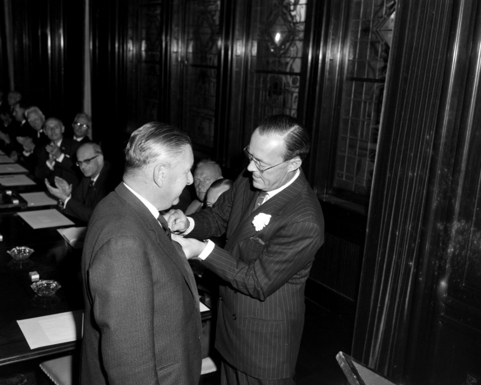 Uitreiking zilveren anjers door prins Bernhard in gebouw NHM J B C M van de, Bestanddeelnr 915-3256