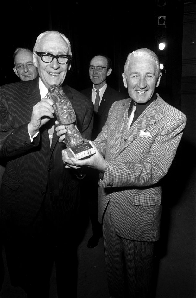 Uitreiking Prix de Joke 1970 . Links Piet Muyselaar en Willy Walden (rechts) met, Bestanddeelnr 923-3965
