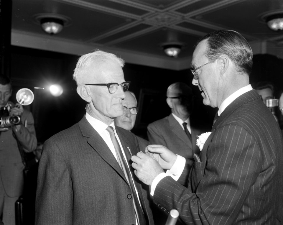 Uitreiking zilveren anjers door prins Bernhard in gebouw NHM De zilveren anjer , Bestanddeelnr 915-3250