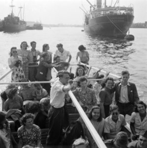 Uitstapje van Jeugdherberg Arnhem. Varend over de Rijn, Bestanddeelnr 901-8488