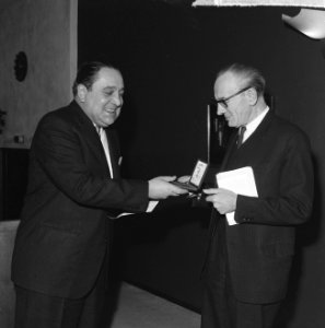 Uitreiking Pierre Bayle prijs Jacques den Haan ontvangt de prijs van mr E Str, Bestanddeelnr 915-8469