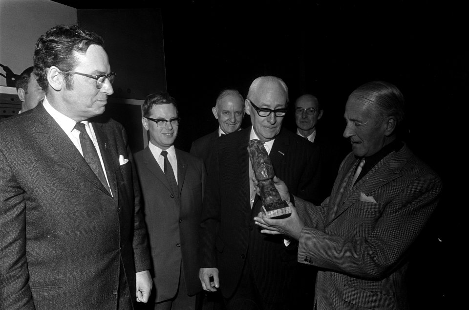Uitreiking Prix de Joke 1970 . Links Piet Muyselaar en Willy Walden (rechts) met, Bestanddeelnr 923-3968