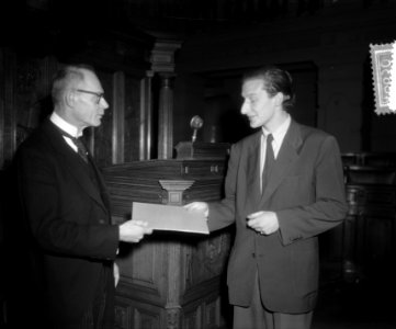 Uitreiking Reina Prinsen Geerligs Prijs aan schrijver H. (Harry) Mulisch (rechts, Bestanddeelnr 904-8630