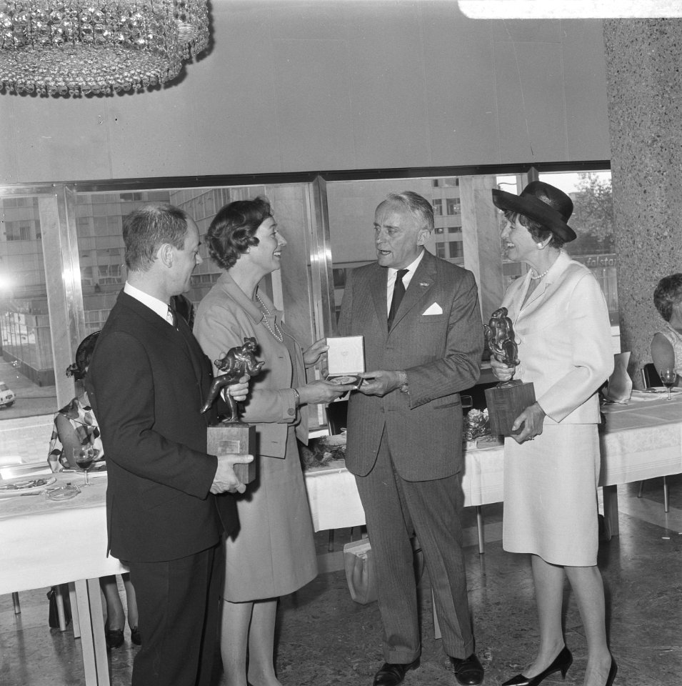 Uitreiking toneelprijzen in Rotterdamse Doelen, v.l.n.r. Ton van Duinhoven, Elis, Bestanddeelnr 919-2320