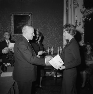 Uitreiking Rode Kruiscampagnespeldjes te Den Haag, Bestanddeelnr 911-8620
