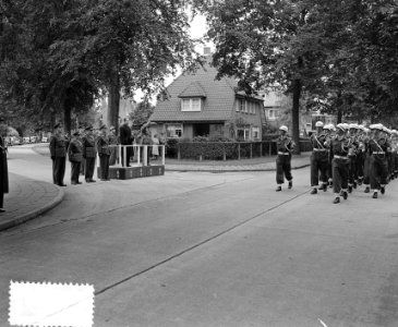 Uitreiking onderscheidingen op Weide van Marialust door Luitenant Generaal Opsom, Bestanddeelnr 906-5563