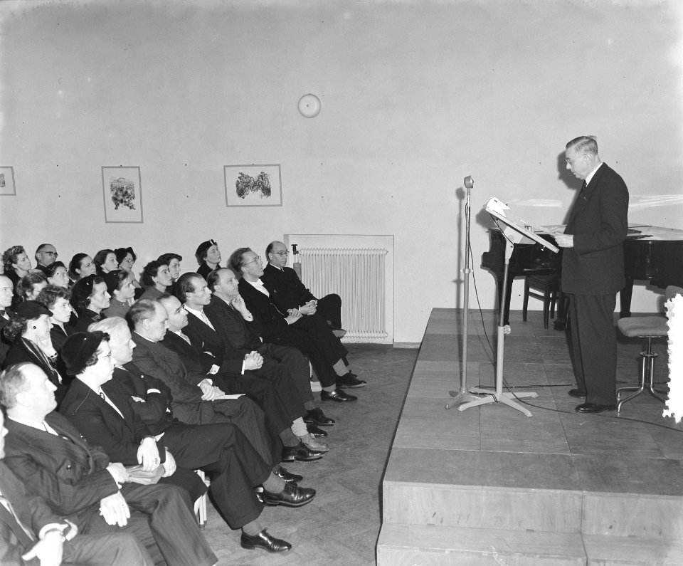 Uitreiking Prijs van de Stichting Kunstenaarsverzet 1953 te Amsterdam, Bestanddeelnr 906-2481
