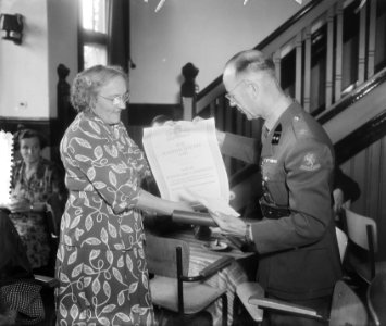 Uitreiking postuum Oorkonden Zuss.Mil., Bestanddeelnr 905-2476
