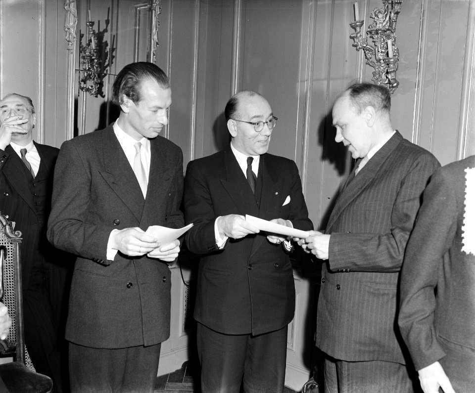 Uitreiking Prijs van de Stichting Kunstenaarsverzet 1953 te Amsterdam, Bestanddeelnr 906-2482