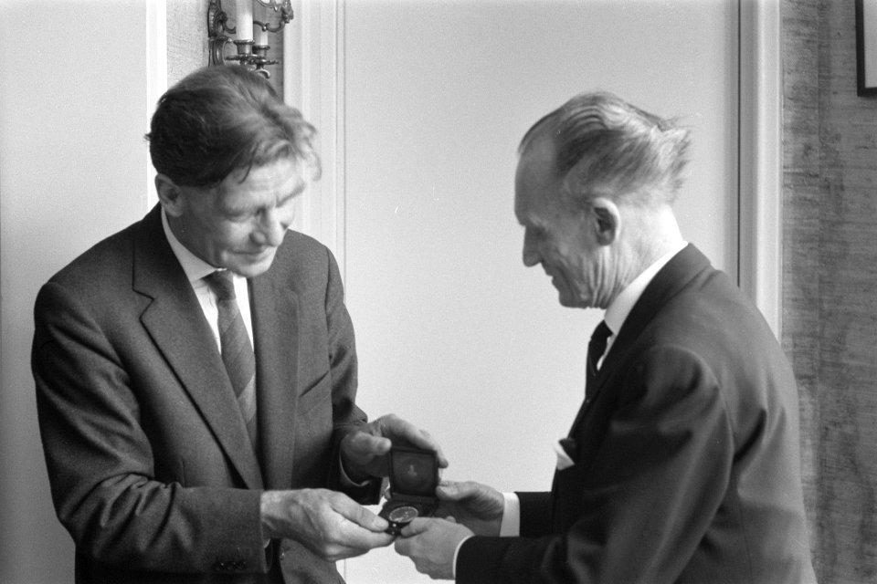 Uitreiking Prijs van de Luchtvaartjournalistiek in Den Haag. A. den Doolaard (li, Bestanddeelnr 912-4633