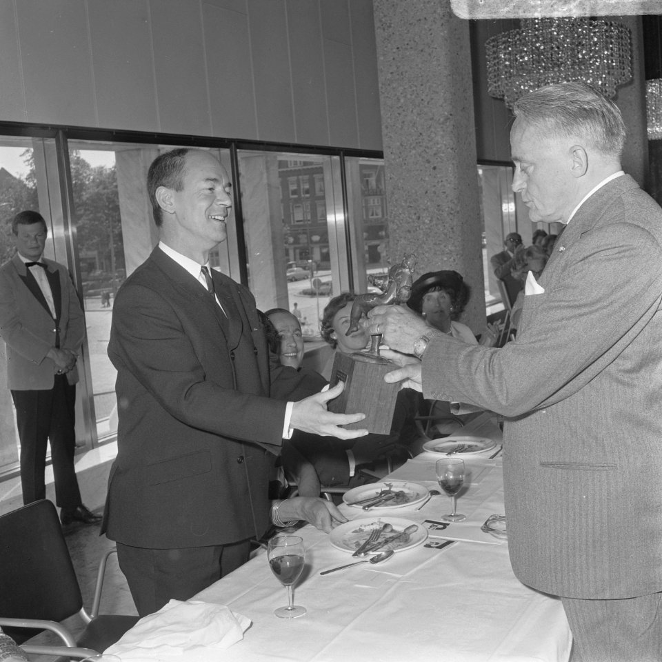 Uitreiking toneelprijzen in Rotterdamse Doelen, Ton van Duinhoven ontvangt prijs, Bestanddeelnr 919-2322
