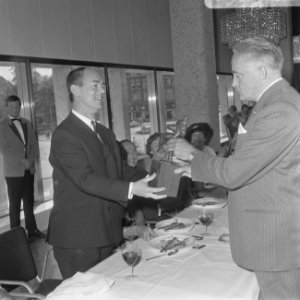 Uitreiking toneelprijzen in Rotterdamse Doelen, Ton van Duinhoven ontvangt prijs, Bestanddeelnr 919-2322