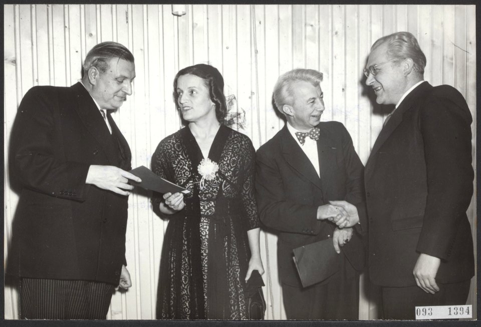 Uitreiking prijs van het Kunstenaarsverzet in het Stedelijk Museum te Amsterdam , Bestanddeelnr 093-1394