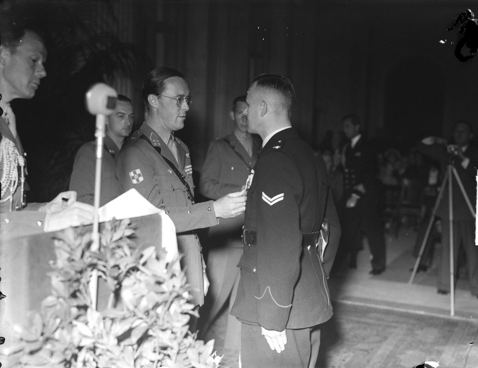 Uitreiking onderscheidingen door Prins Bernhard in het Paleis op de Dam, Bestanddeelnr 904-1874