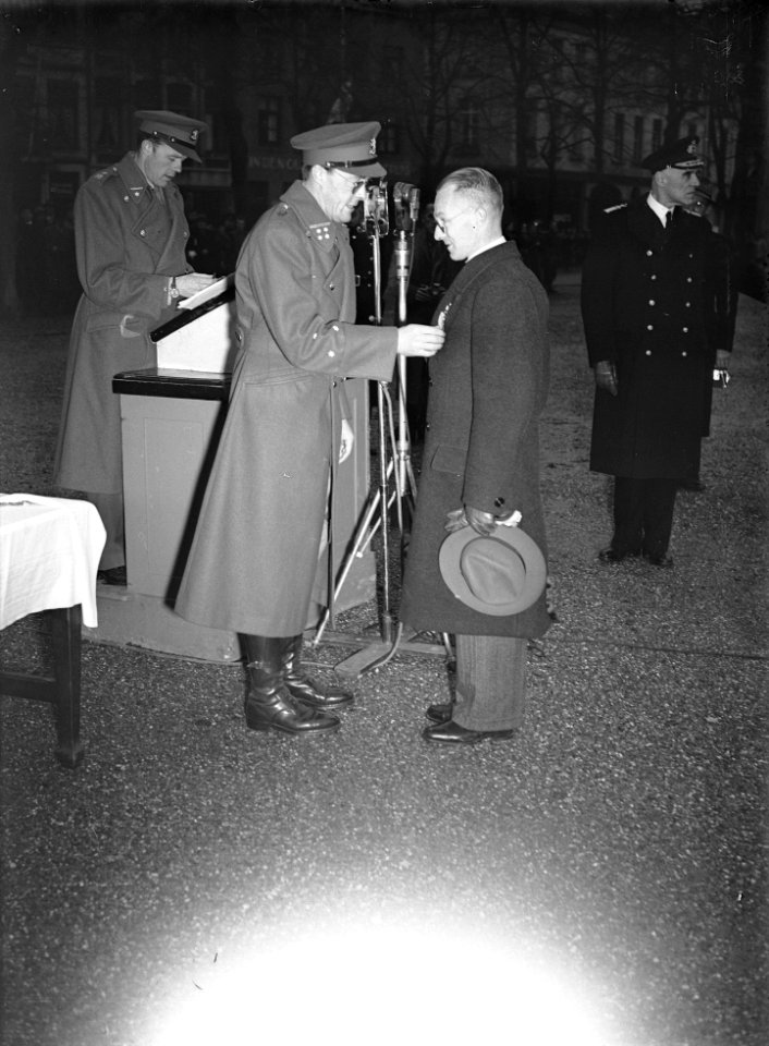 Uitreiking onderscheidingen door Prins Bernhard ( mr. van der Koers ) te Maastri, Bestanddeelnr 902-5005