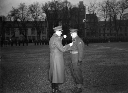 Uitreiking onderscheidingen door Prins Bernhard ( ir. A. Paulen ) te Maastricht, Bestanddeelnr 902-5000