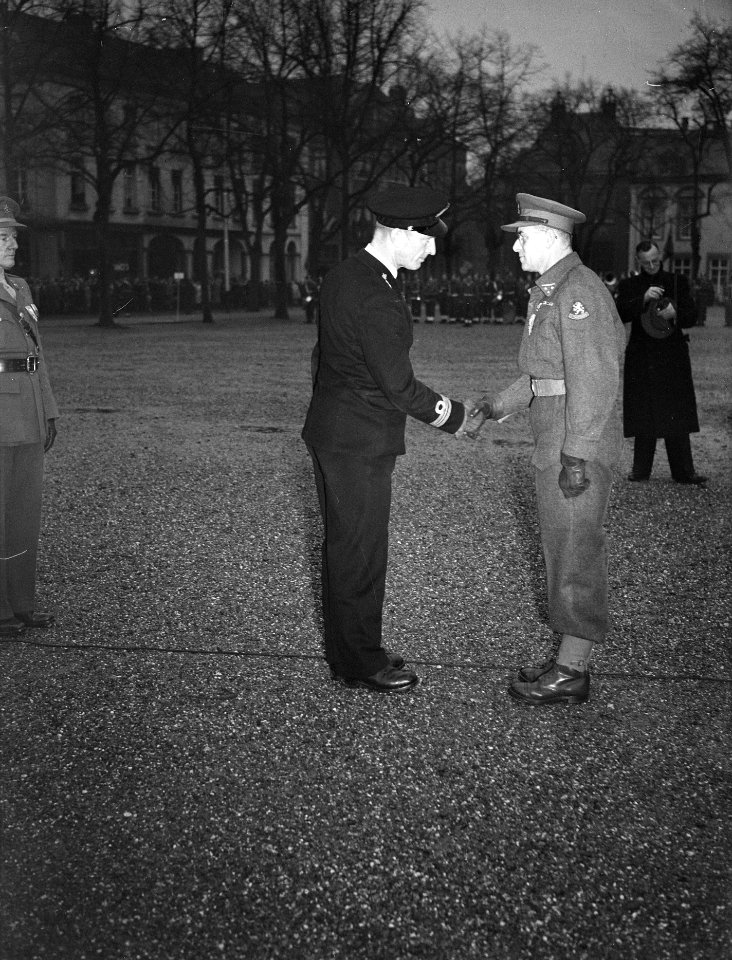 Uitreiking onderscheidingen door Prins Bernhard ( ir. A. Paulen ) te Maastricht, Bestanddeelnr 902-5003