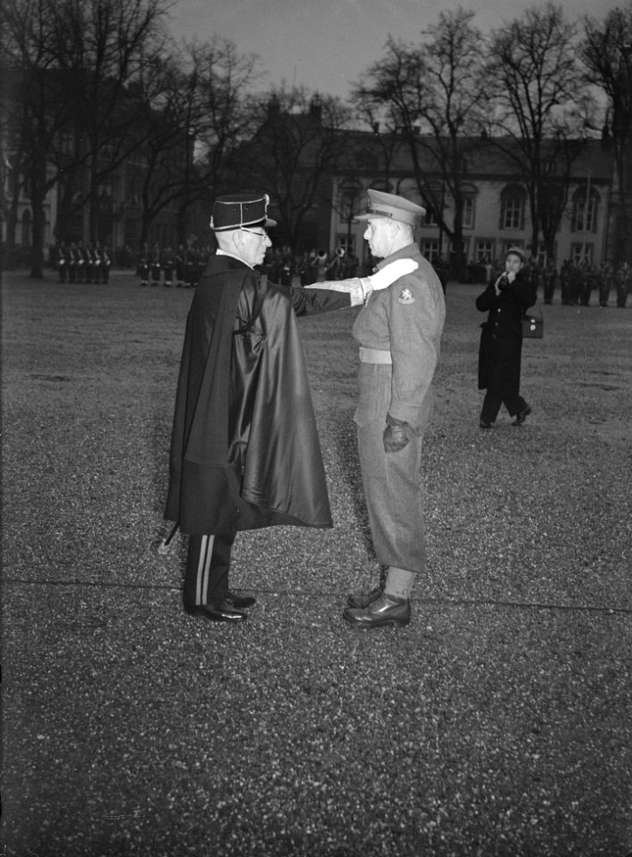 Uitreiking onderscheidingen door Prins Bernhard ( ir. A. Paulen ) te Maastricht, Bestanddeelnr 902-5002