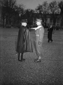 Uitreiking onderscheidingen door Prins Bernhard ( ir. A. Paulen ) te Maastricht, Bestanddeelnr 902-5002
