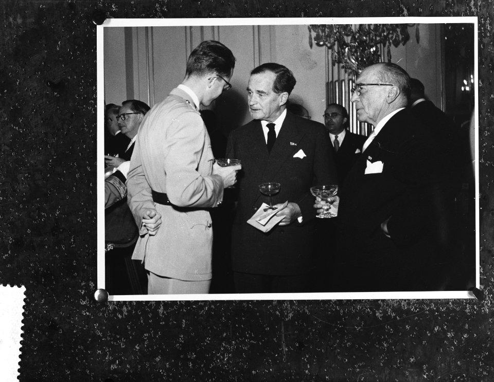 Uitreiking Prijs der Nederlandse Letteren door Ron Boudewijn aan A Roland Holst, Bestanddeelnr 910-7700