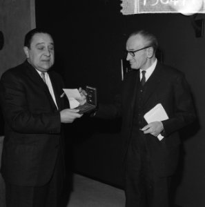 Uitreiking Pierre Bayle prijs Jacques den Haan ontvangt de prijs van mr E Str, Bestanddeelnr 915-8471