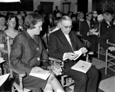 Uitreiking PC Hooftprijs aan Victor van Vriesland Mijnheer en Mevrouw van Vrie, Bestanddeelnr 912-5389