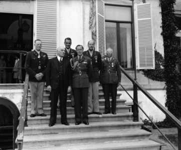 Uitreiking onderscheidingen aan vier Amerikaanse officieren door Prins Bernhard, Bestanddeelnr 901-9000