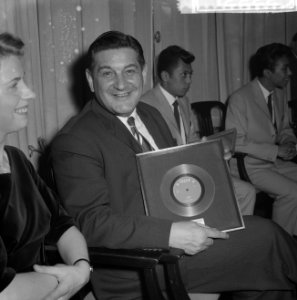 Uitreiking platinaplaat met diamanten aan de Blue Diamonds . Jack Bulterman met , Bestanddeelnr 912-2223
