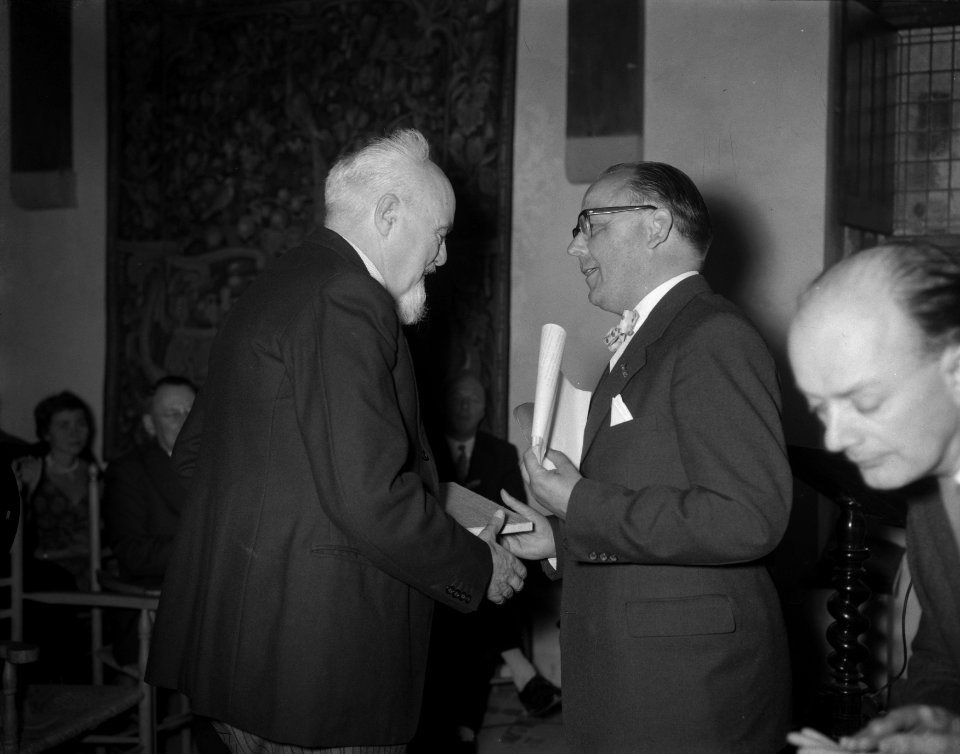 Uitreiking P. C. Hooftprijs door mr. H. J. Reinink aan professor dr. P. C. A. Geyl, Bestanddeelnr 909-5806