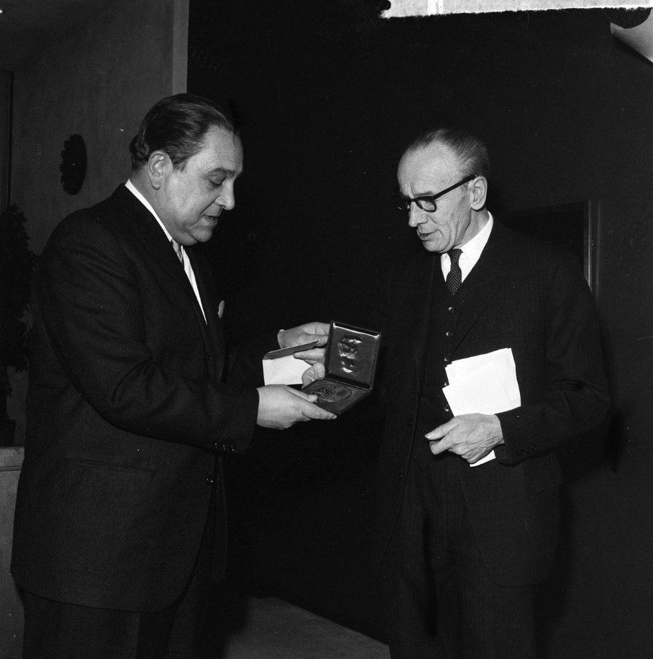 Uitreiking Pierre Bayle prijs Jacques den Haan ontvangt de prijs van mr E Str, Bestanddeelnr 915-8468