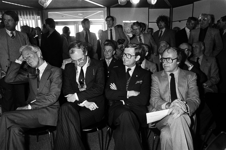 Uitreiking Oranje-wissel-objectief-1980 door Pieter van Vollenhoven aan Pieter Magielsen, burgemeester Scheveningen, Van Vollenhoven en Kaan, Bestanddeelnr 931-4352