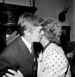 Uitreiking PC Hooftprijs 75 aan Rudy Kousbroek door minister Gardeniers op Muide, Bestanddeelnr 929-9068