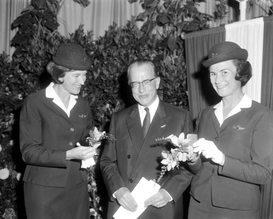 Uitreiking vliegurenpenningen bij de KLM en monumentonthulling, twee stewardesse, Bestanddeelnr 916-9816