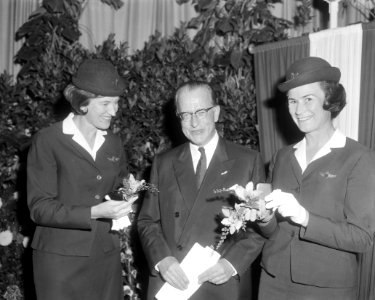 Uitreiking vliegurenpenningen bij de KLM en monumentonthulling, twee stewardesse, Bestanddeelnr 916-9816