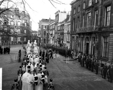 Uitvaart prinses Wilhelmina , het stoffelijk overschot uitgedragen op Lange Voor, Bestanddeelnr 914-5860
