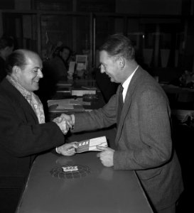 Uitreiking Polar cheque aan W J Coster (rechts) door de heer W Stritter (li, Bestanddeelnr 908-2699