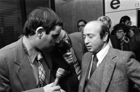 Uitspraak in Menten-proces, Amsterdam Hans Knoop omrin door journalisten, Bestanddeelnr 929-4814