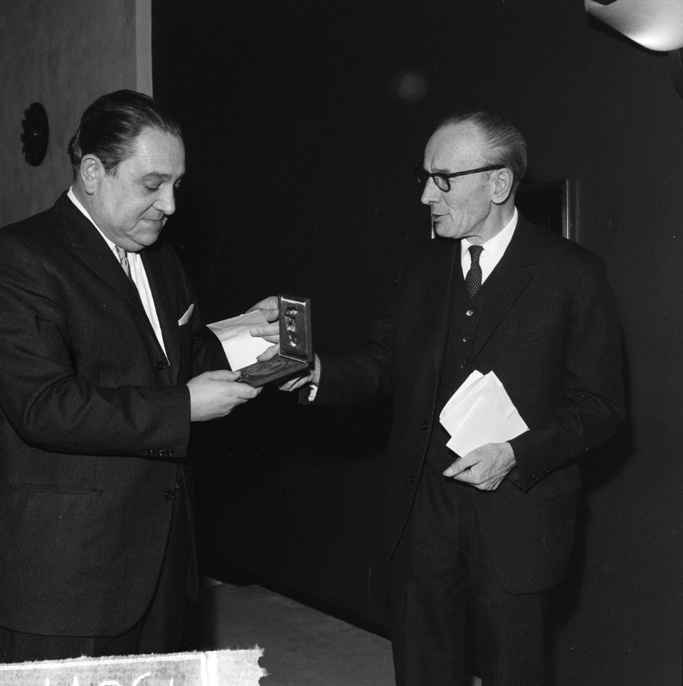 Uitreiking Pierre Bayle prijs Jacques den Haan ontvangt de prijs van mr E Str, Bestanddeelnr 915-8470