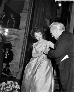 Uitreiking Theo Mann Bouwmeesterring aan Caro van Eyck in de Stadsschouwburg te , Bestanddeelnr 911-0875