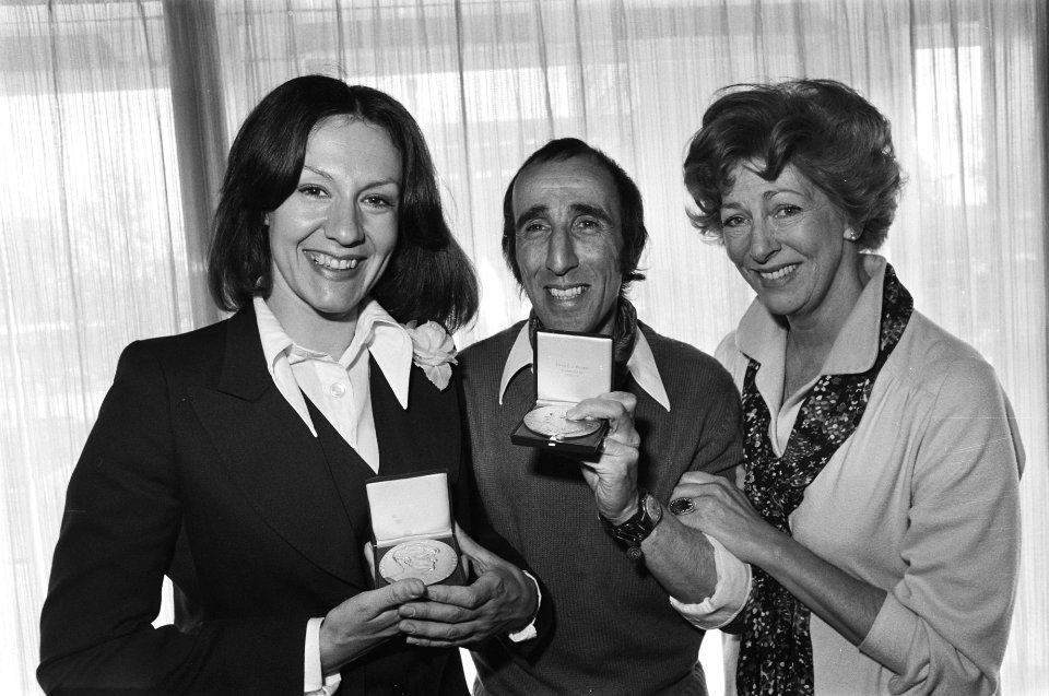 Uitreiking toneelprijzen, van links naar rechts Anne Wil Blankers , Peter van de, Bestanddeelnr 928-5754