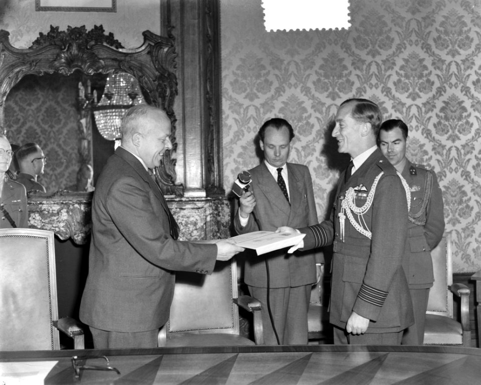 Uitreiking oorkonden door C. Staf aan militaire attaches van landen die hulp ver, Bestanddeelnr 905-8170