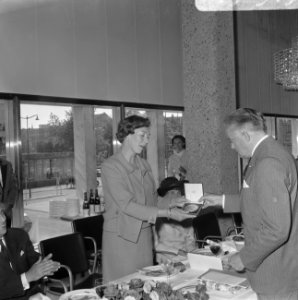 Uitreiking toneelprijzen in Rotterdamse Doelen , Elisabeth Andersen ontvangt pri, Bestanddeelnr 919-2319