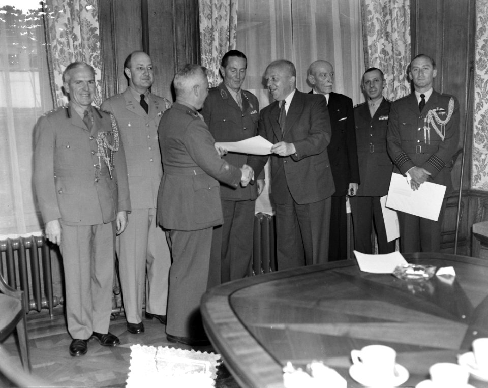 Uitreiking oorkonden door C. Staf aan militaire attaches van landen die hulp ver, Bestanddeelnr 905-8169