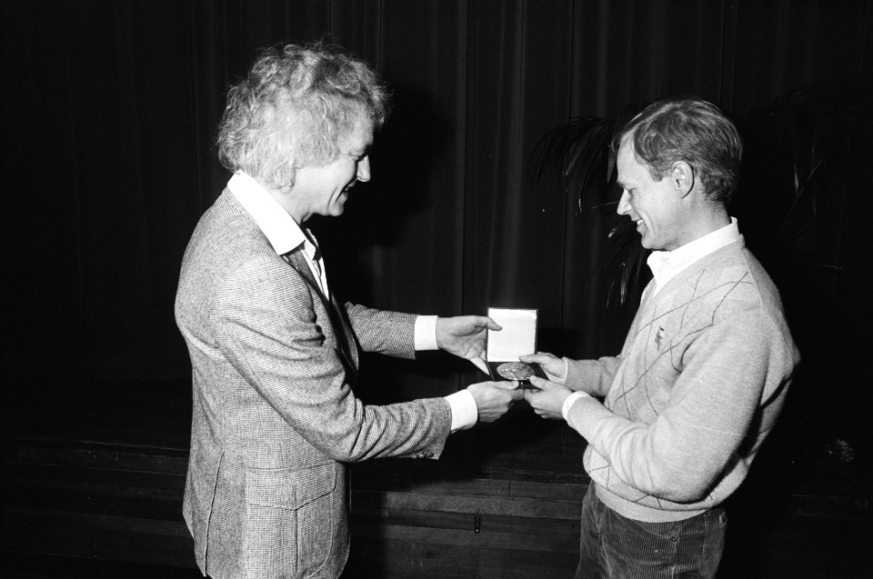 Uitreiking toneelprijzen in Amersfoort 9 Marjan Brands ontvangt Theo dOr prijs, Bestanddeelnr 932-1580