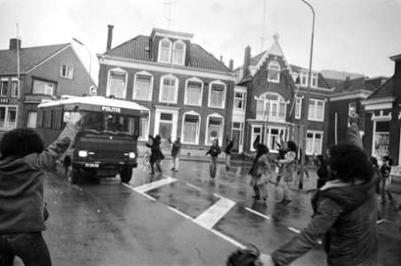 Uitspraak in proces tegen Zuidmolukse treinkapers in Assen demonstranten zwaaien, Bestanddeelnr 928-4857