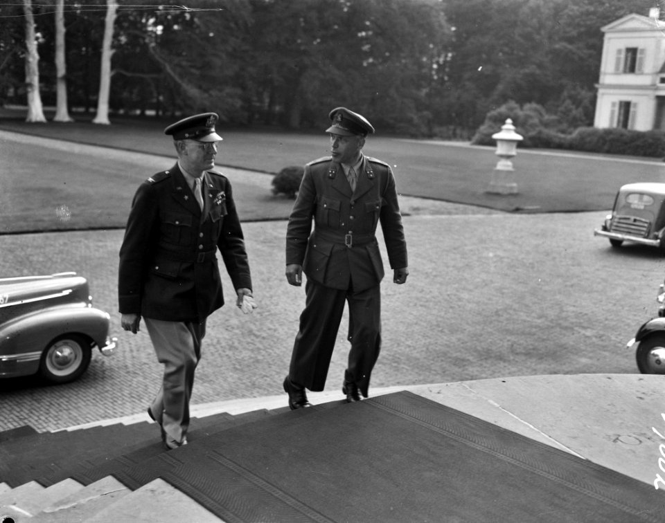 Uitreiking onderscheidingen aan vier Amerikaanse officieren door Prins Bernhard, Bestanddeelnr 901-9002